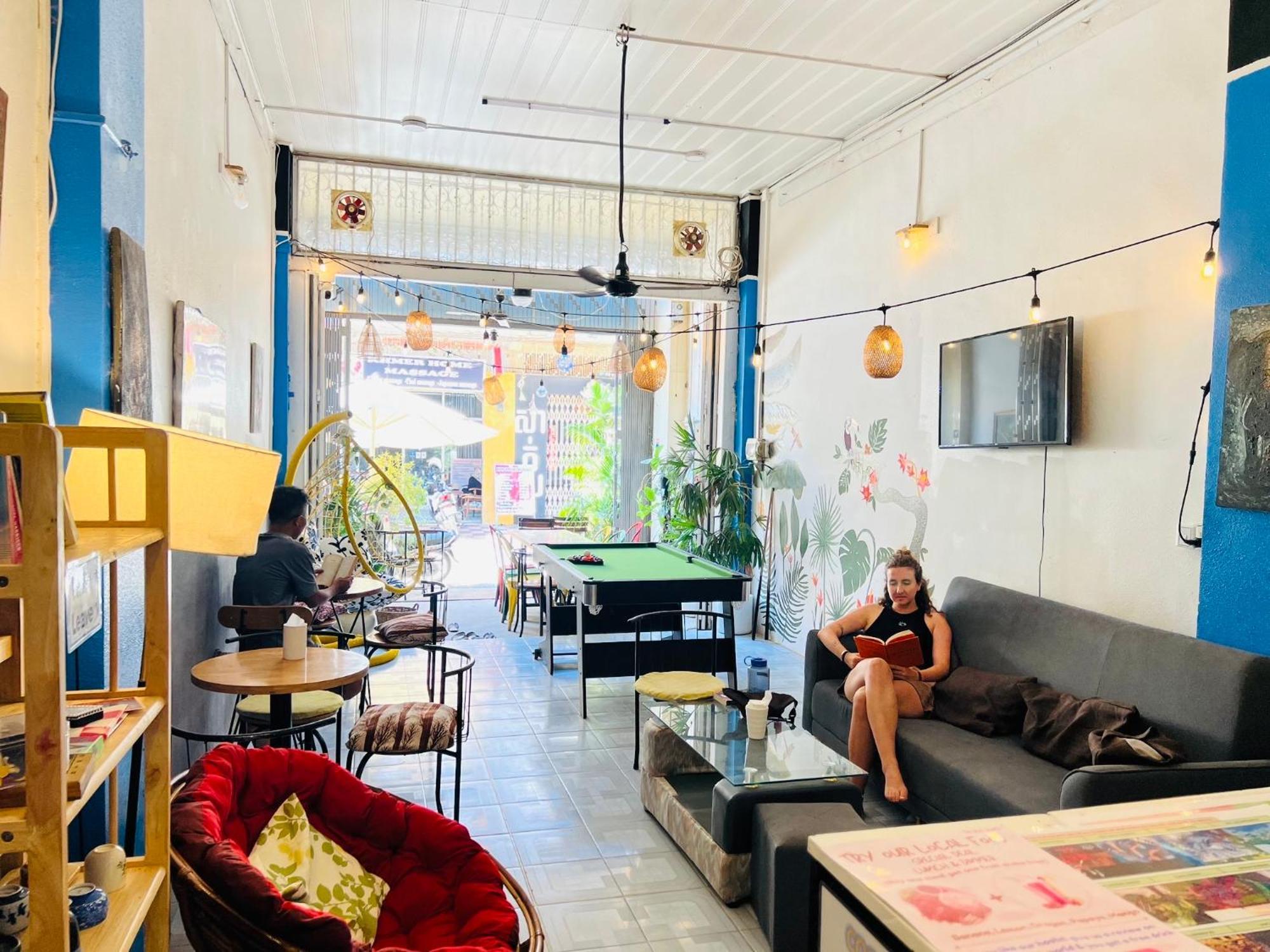 Social Backpacker Hostel & Rooftop Bar Battambang Exterior photo